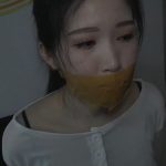 裤里丝美女被入室抢劫，黄色胶带捆绑，袜子堵嘴，丝袜套头