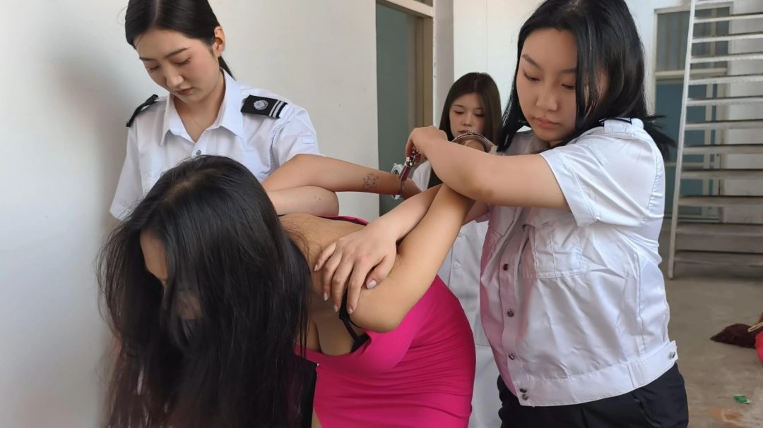 【忘忧社工作室】新场地模特驴驴出演女犯本系列第三部，四女囚系列之女S过失s人贩d被捕，手铐脚镣，连颈连脖镣铐，大场面大制作，四位高颜值模特倾情演绎，剧情饱满过瘾-6