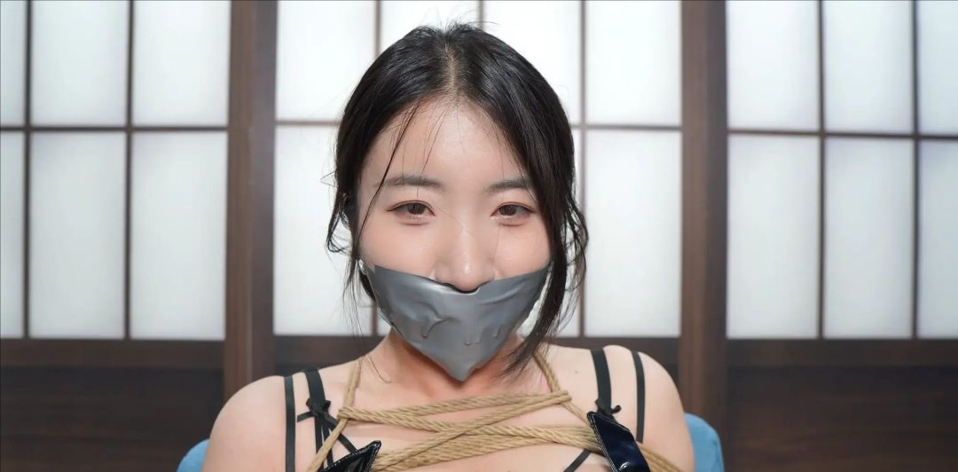 黑色漆皮裙吊带袜M腿放置各种堵嘴（口球/胶带）疯狂流口水-4