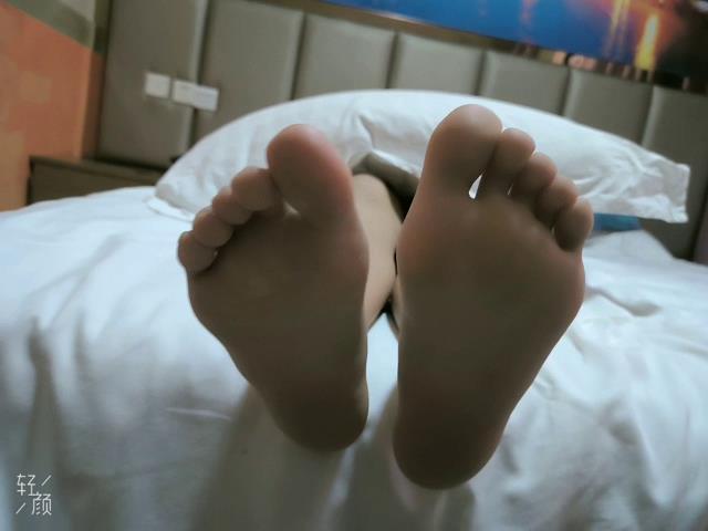 脱掉大一学妹白袜，tk把玩她的嫩脚，巨怕痒-3