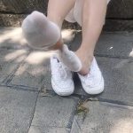 户外拍摄小少妇的原味棉袜小白鞋