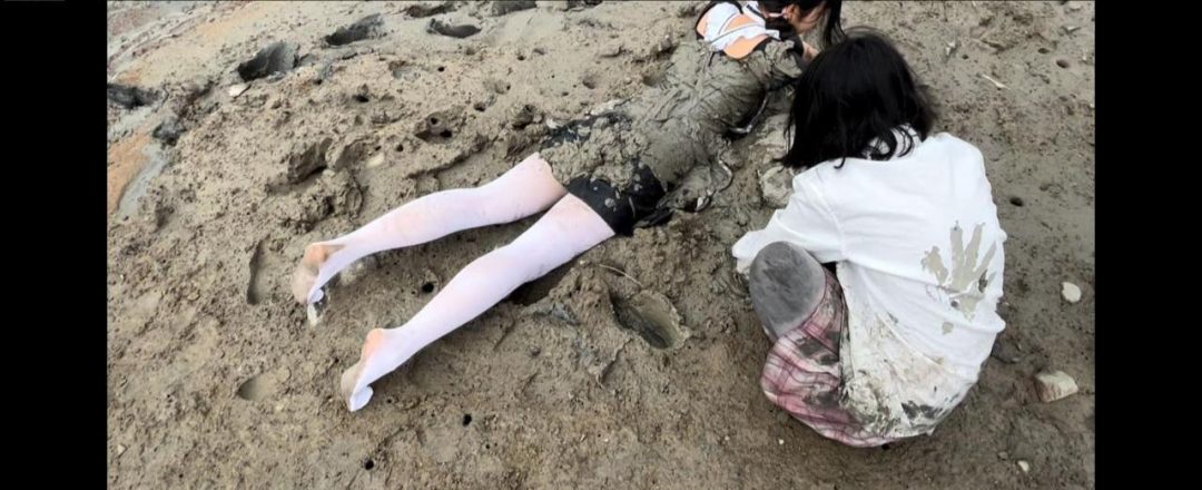 女仆装+jk 双人滩涂玩耍玩泥-1