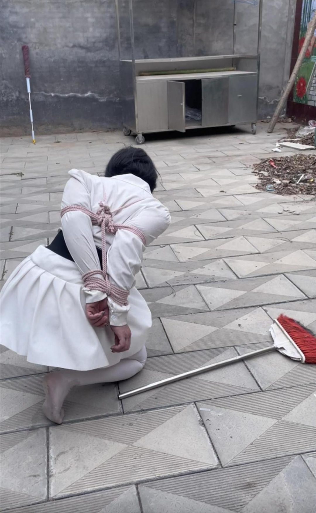 被发现的白丝女盗窃贼-6