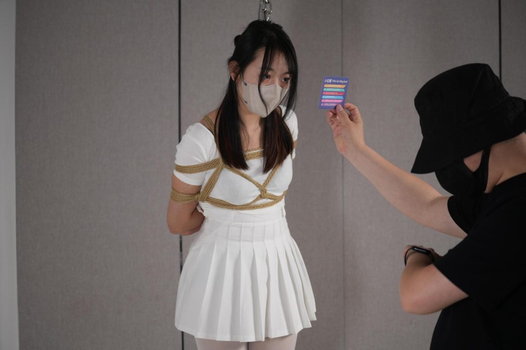 清纯女大学生挑战神秘游戏-9