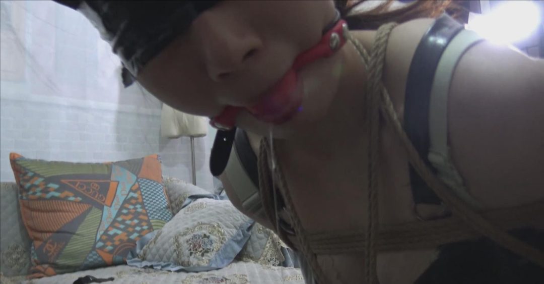 《双美女被捆绑在狼窝 》 上集 两女被绑架回来在狼窝，受到手下人的百般折磨-4