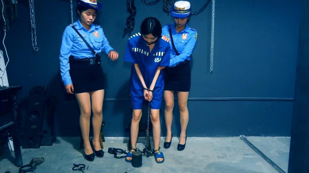 《知法犯法之空姐落难》完整版 空姐萧悦悦女执法官郭莉莉利用各自职务之便运输-8