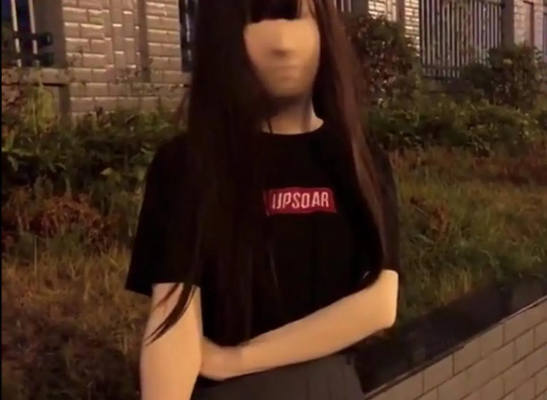 小晓zentai外出买东西找路人合影-3