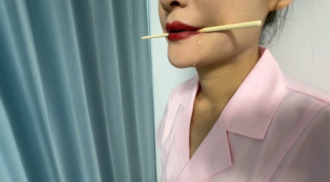 美女护士的日常素质训练 腿间夹纸 咬筷子流口水 丝袜堵嘴-1