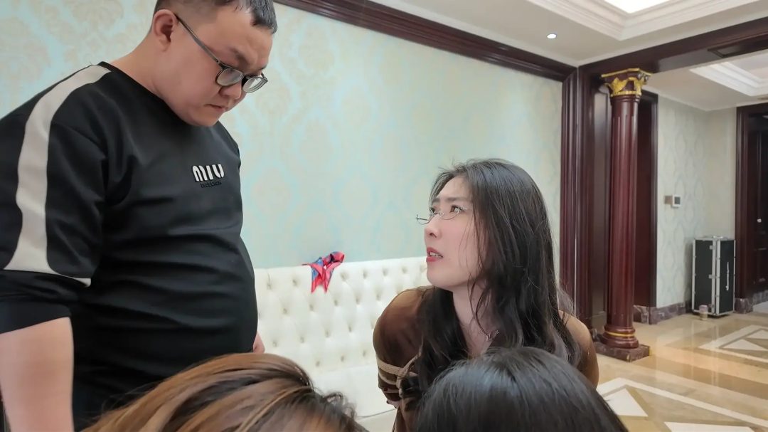 枫叶工作室原创定拍剧情 —《母女劫难》第三集 单亲母女与美女老师绑在椅子上 被房东老王欺凌-10