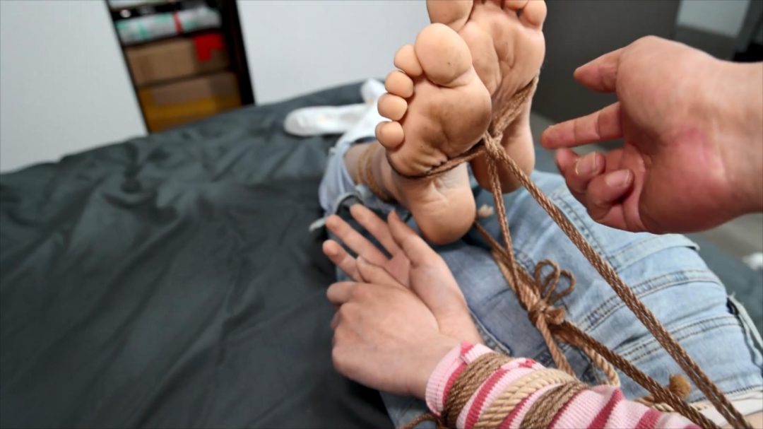 西域绳艺风情，优秀新人葡萄试镜第三季：口球驷马挣扎，SP、痒刑折磨，小翘臀、白袜子与脏脚丫，“阳腔怪调”的哼哼唧唧很有感觉（白袜、虐足福利片）-12