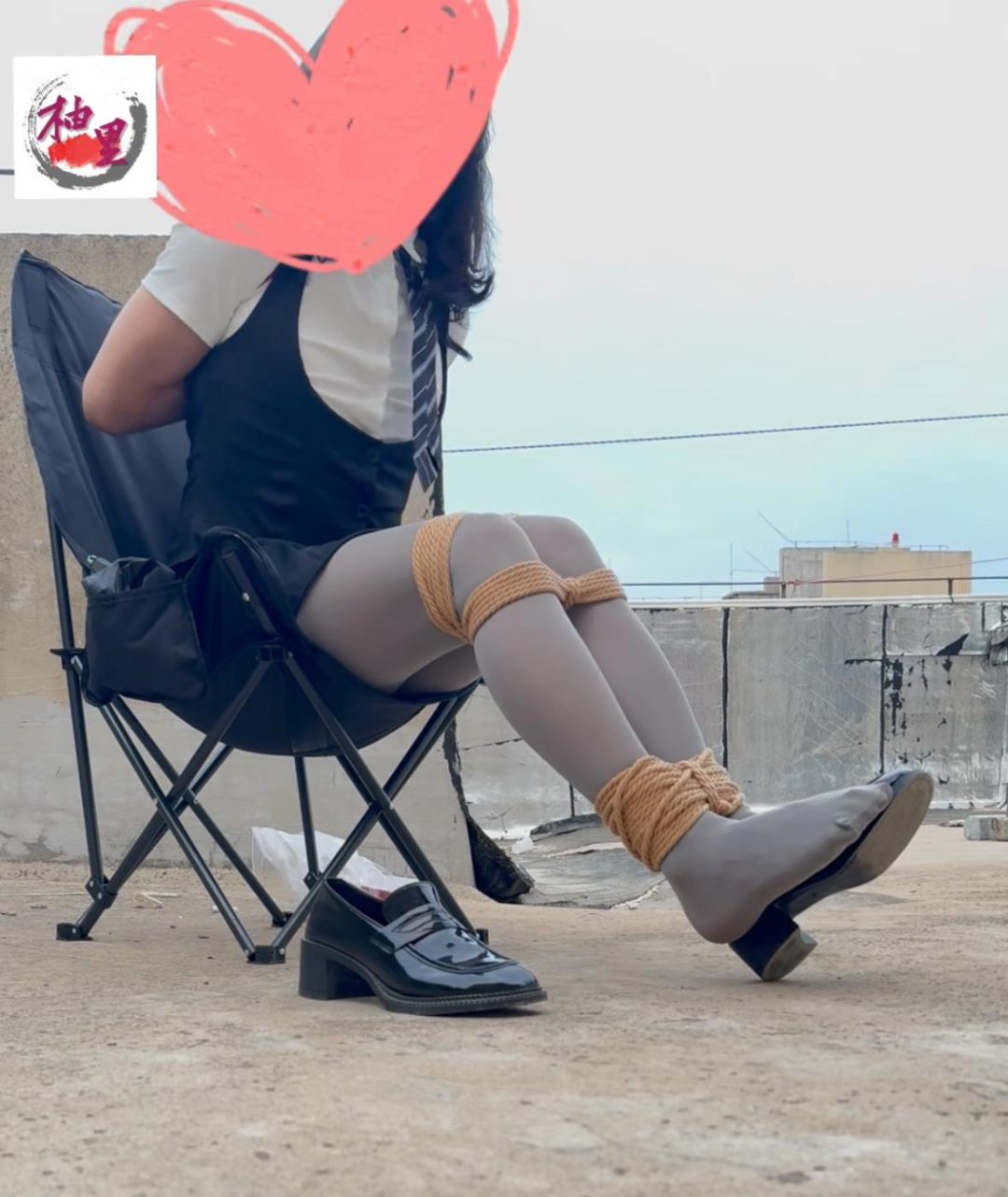 伪娘露出收紧环后高手自缚+并腿缚+塞口球无法吐出，拿到小刀但是根本割不开绳子！手被勒得生疼真的慌死-7