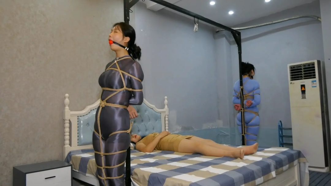 被俘的女侦探 中集 两个女侦探被女魔头站立绑在床边一左一右-1
