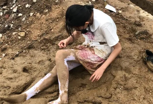 粉色jk白丝工地旁玩泥玩水-8