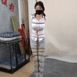白衬衣牛仔裤 紧缚的直臂