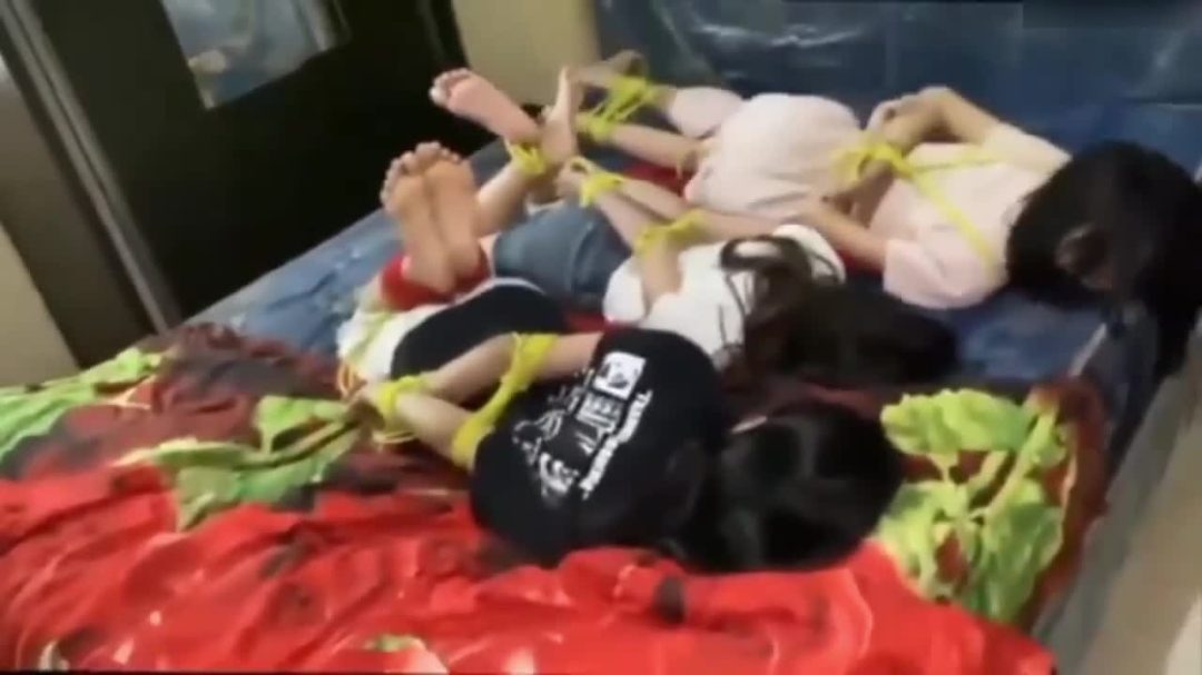 3名少女的捆绑挣扎游戏-4