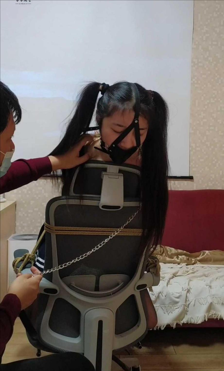 小m不爱看战争片，被绑椅子上强迫观看，极限后高手-2