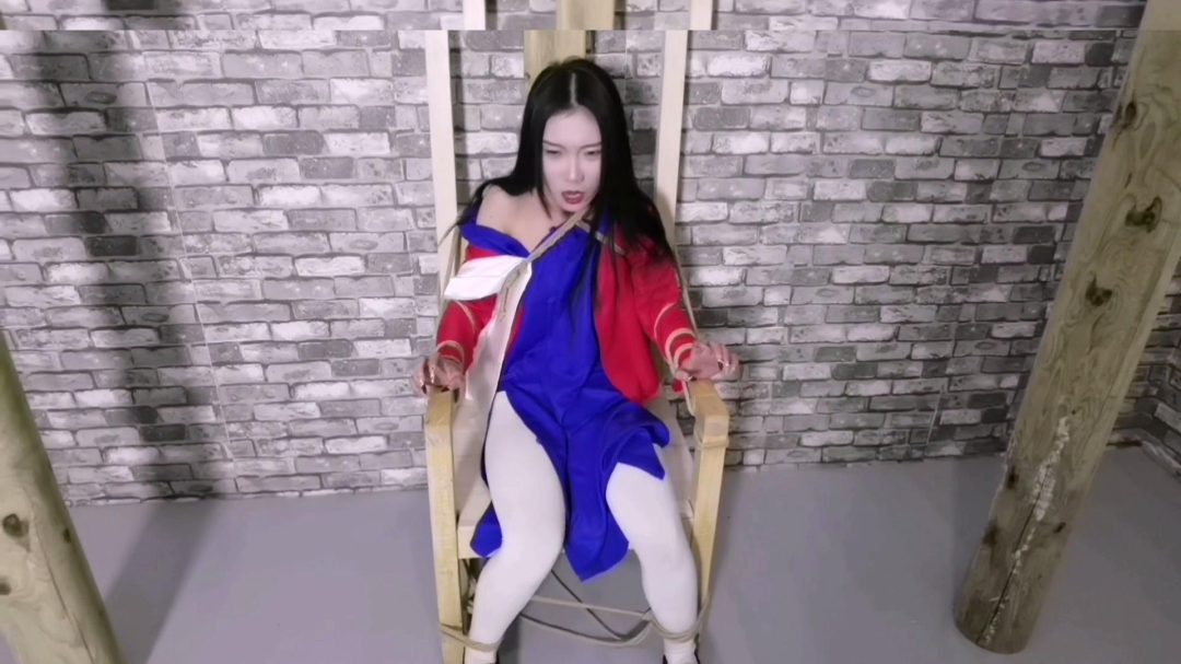 月仙儿在新场地扮演地下交通员,被逮捕后遭到严刑拷打后被除以绞刑...-11