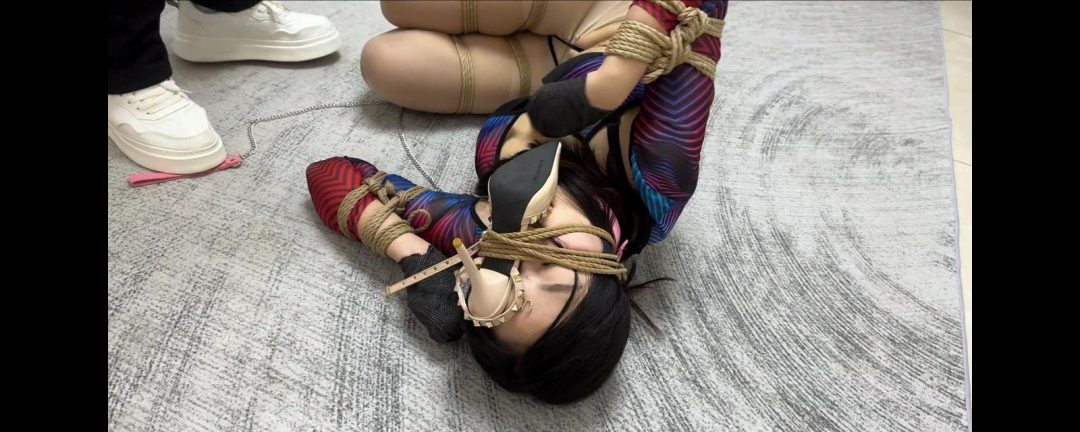【金宝订拍】卖入淫窟的女侦探全集 口塞 模拟口角 喝口水 内衣出镜 犬缚 驷马 团缚 鞭打疯狂挠脚心 足控 电击 打屁股-7