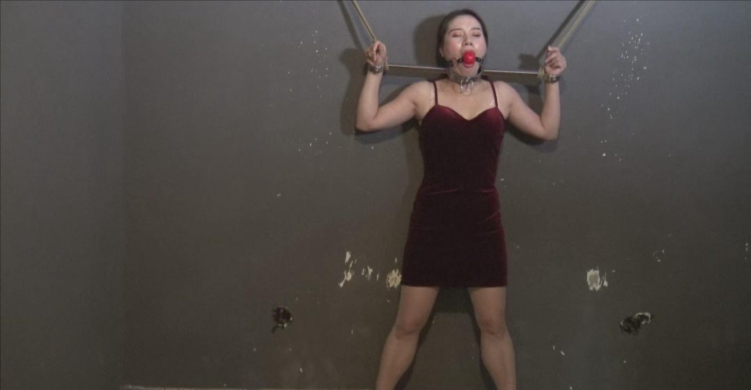 《劫持》 下集 美女被劫匪劫持到自己里，百般蹂躏，最后被固定站立靠在墙上-4