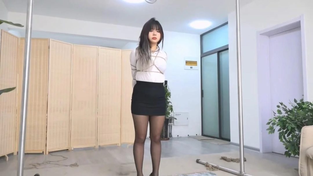 逍遥定拍：OL曼妮欧式紧缚后手吊强制弯腰流口水-1