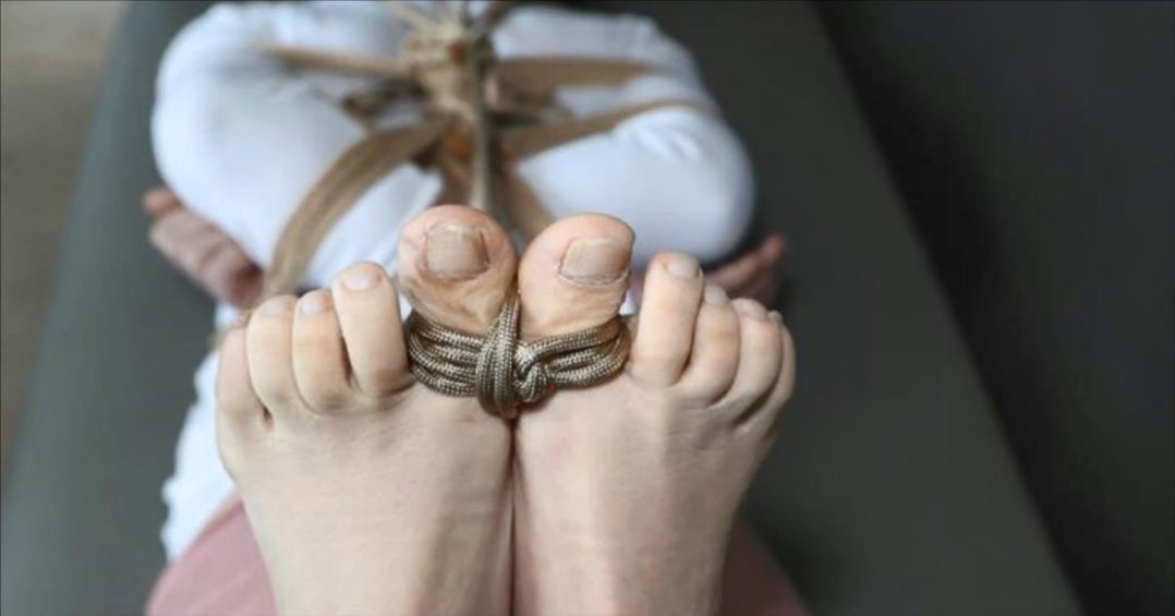 勤劳主妇汐汐白衫第三季，扒开裤子晾晾小内裤，原味封堵+勒脚趾股绳驷马，被自己的袜子塞的直翻白眼的样子很有趣，可怜这无助无奈的小妇人-10