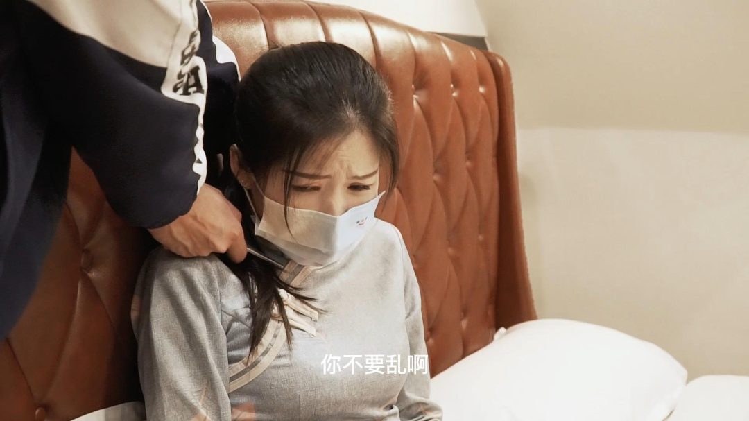 旗袍美女下班后被入室抢劫，黄色胶带捆绑，袜子堵嘴，丝袜套头-2