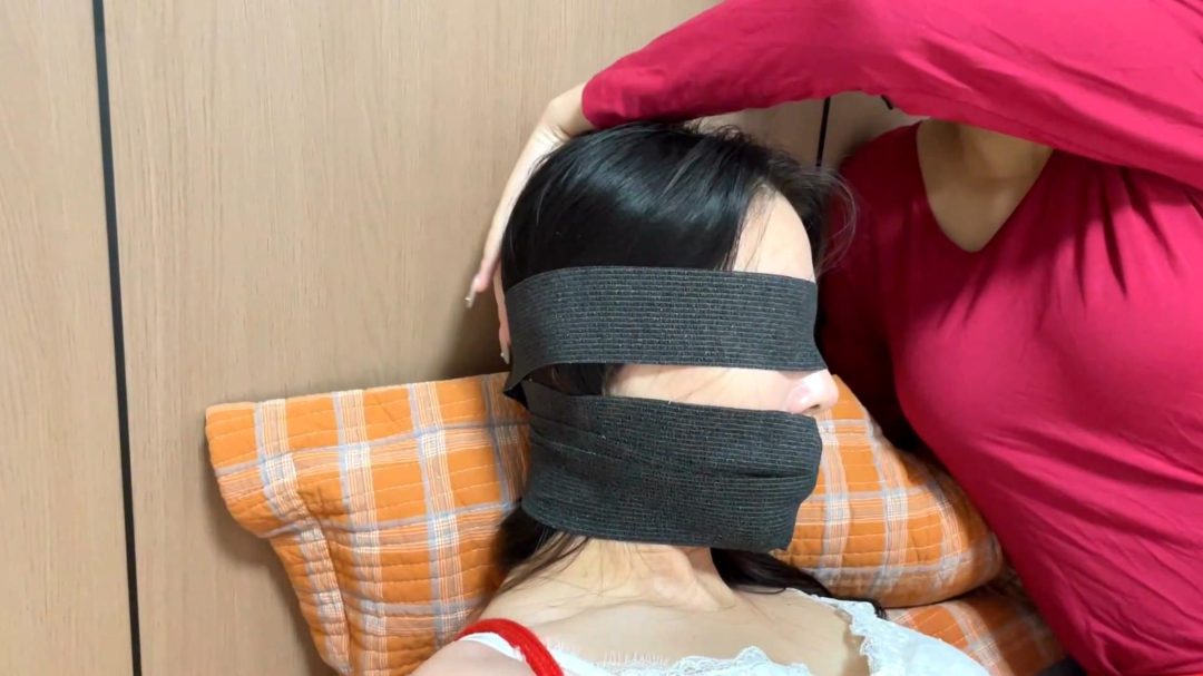 云雀定拍—《致命凶宅》上，柳杨租房遇鬼宅，与室友一起被驷马捆绑，绷带完全缠绕封头+塑料袋透明胶带全包-5