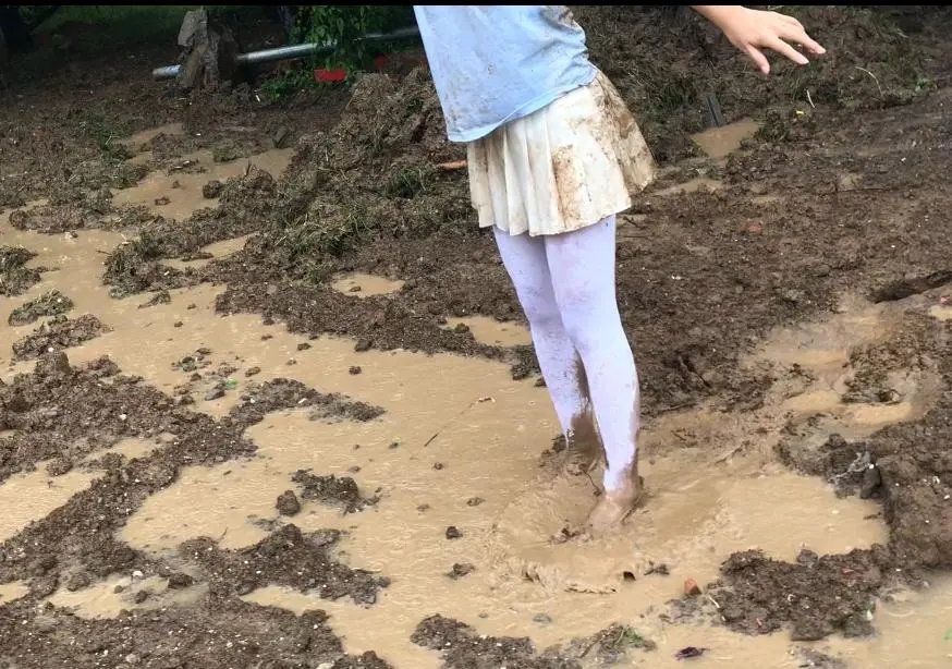 暴雨天白丝萝莉雨中马路打滚玩泥-7