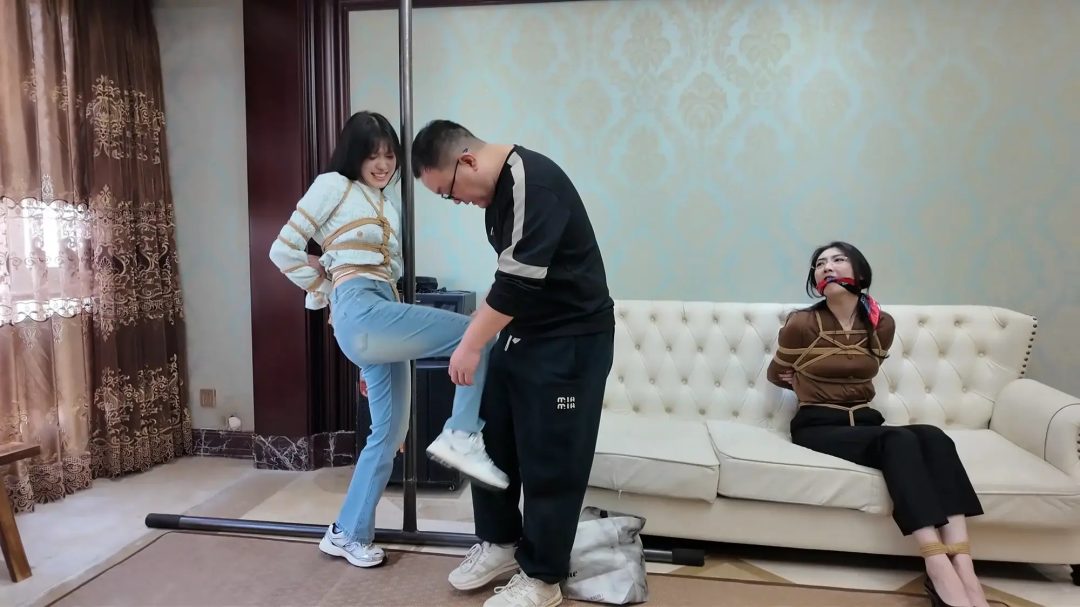 枫叶工作室原创定拍剧情 —《母女劫难》第三集 单亲母女与美女老师绑在椅子上 被房东老王欺凌-6