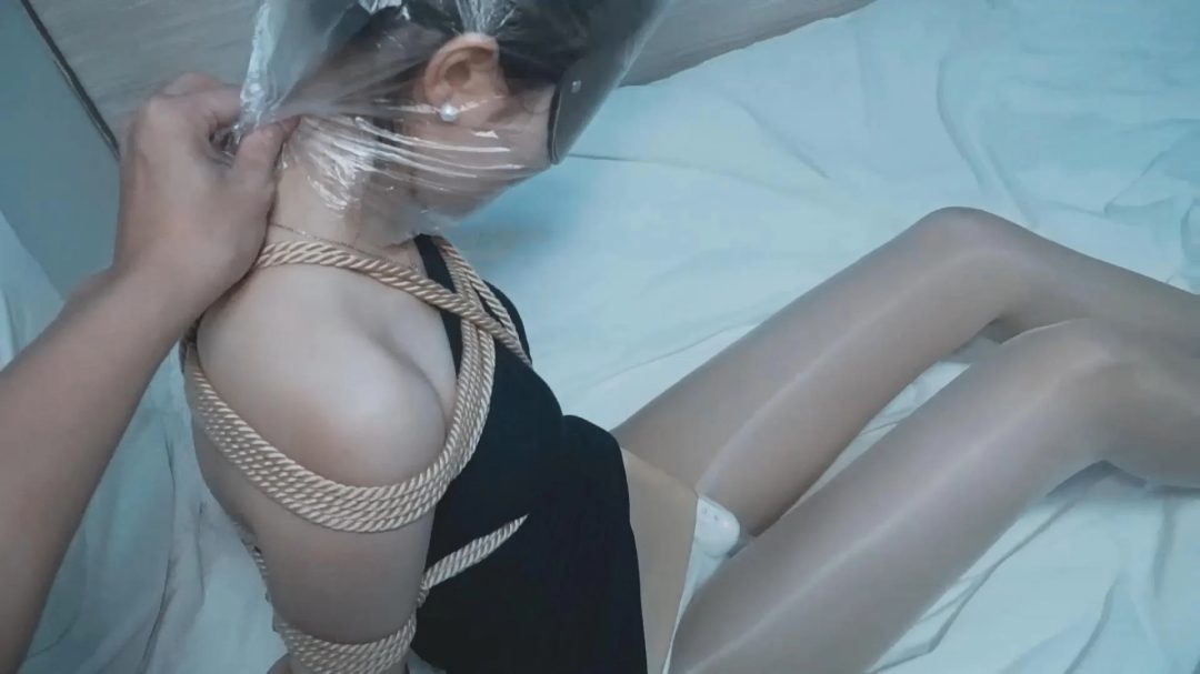 气质超好！肤白貌美大长腿女神体验绳子束缚，油亮丝袜强制-8