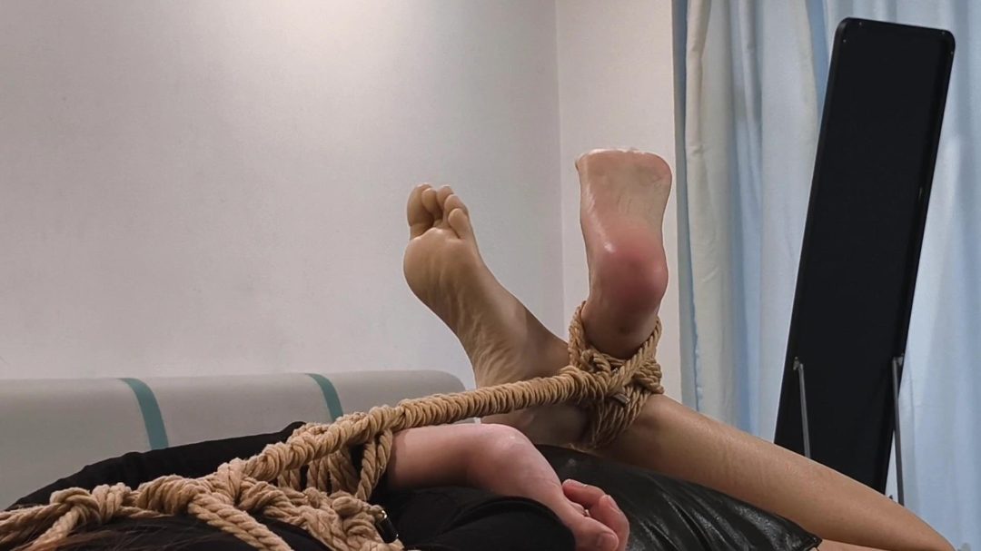 模特 小澜 这是小澜第一次尝试深喉口球 不停的干呕和流口水 希望各位会喜欢 后面有裸足福利 马桶口塞-3
