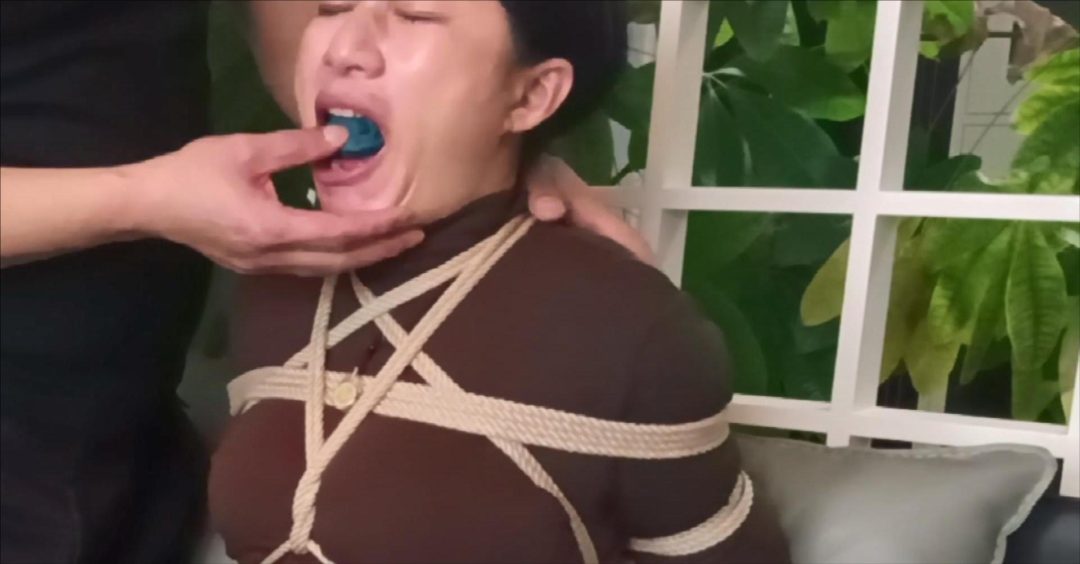 勇敢的家庭主妇，汐汐试镜第二季，换个绑法换种堵，继续挑战继续嗨，短靴内捂了一天的臭袜子，汐汐终于很无奈的吞进去了.....-4