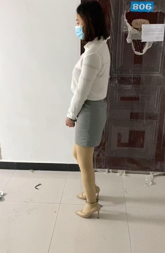 带着手铐脚链逛户外公园，后来又被铐在杆子上-8