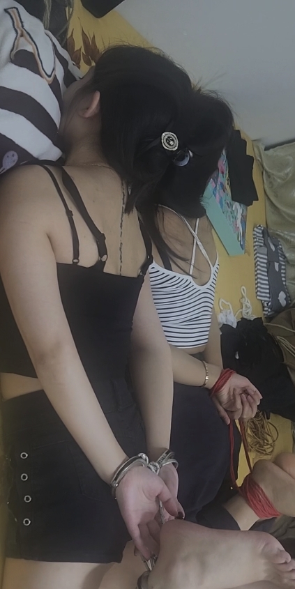 小美小丽双双捆绑在床，小脚丫-1