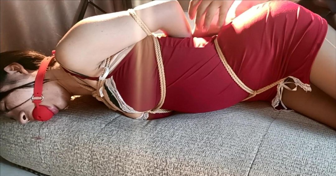 美胸妞妞KBPALY第一集，黑丝美脚、一字凉高、性感红吊带、小脸蛋和恐怖的大口球，过程不停在说很奇怪、拍的却挺嗨-9
