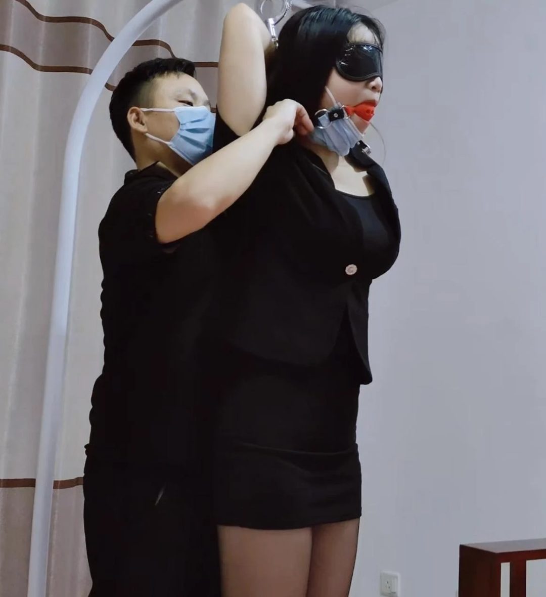 晓影职业工装黑丝高跟超级难受手铐极限反手吊脚尖着地转圈鞭打超大口球堵满嘴巴-12