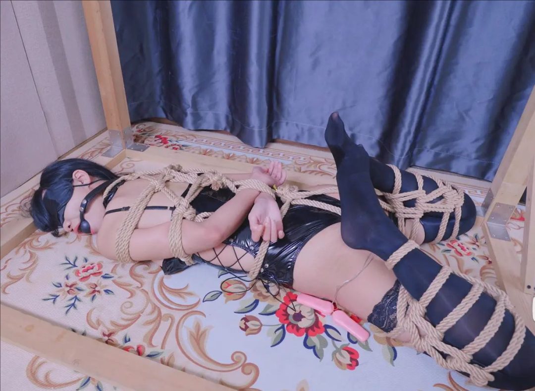 冷酱情趣皮衣捆绑-3
