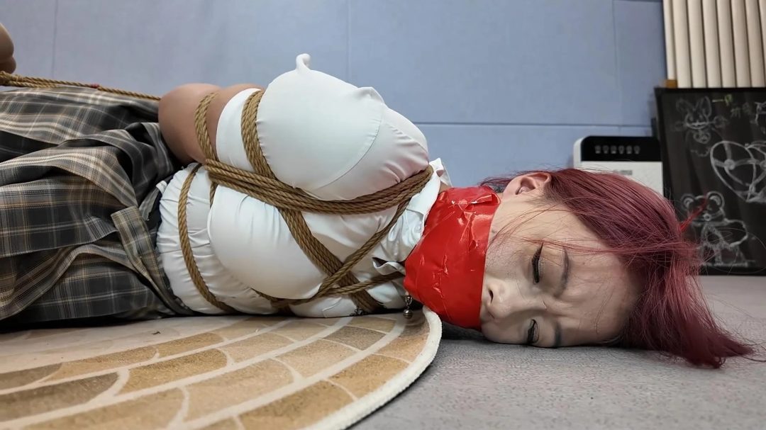 《依依脱缚挑战（二）驷马缚》原味堵嘴，依依一脸懵逼-7
