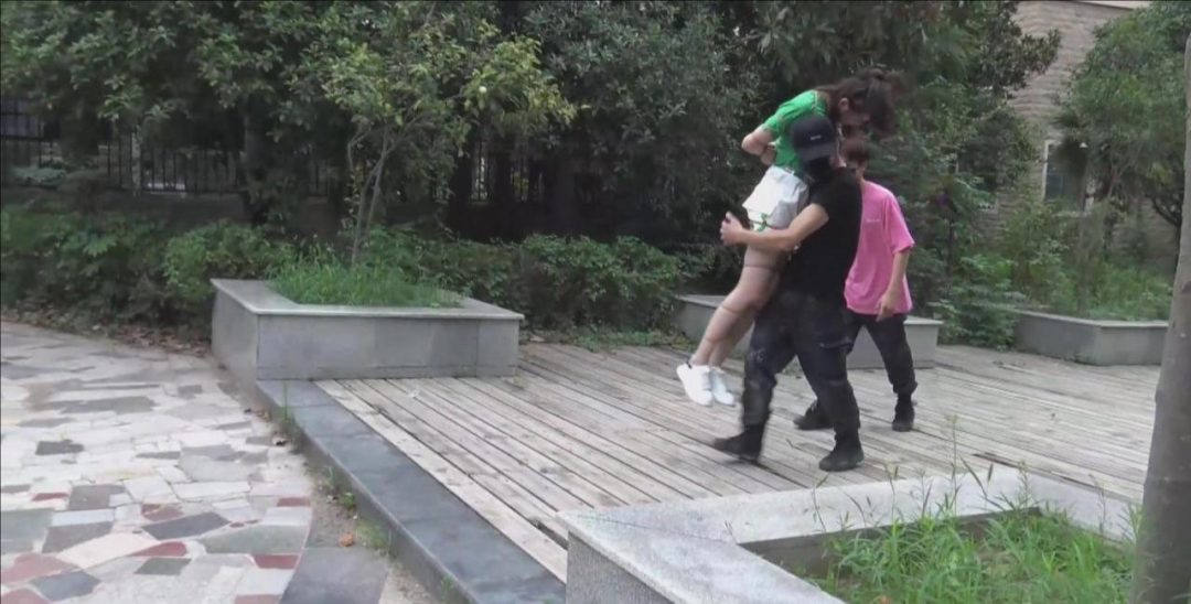 《小区里的绑架》上集 美女娜娜被人绑架带到黑窝，被关押在一个房间里，娜娜找准时机逃出去-4