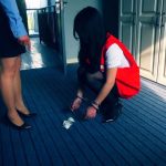 《落网》 上集 王丽娜被抓获交代藏匿地点，带她指认现场
