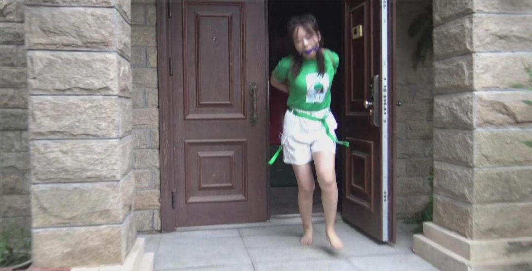 《小区里的绑架》上集 美女娜娜被人绑架带到黑窝，被关押在一个房间里，娜娜找准时机逃出去-10
