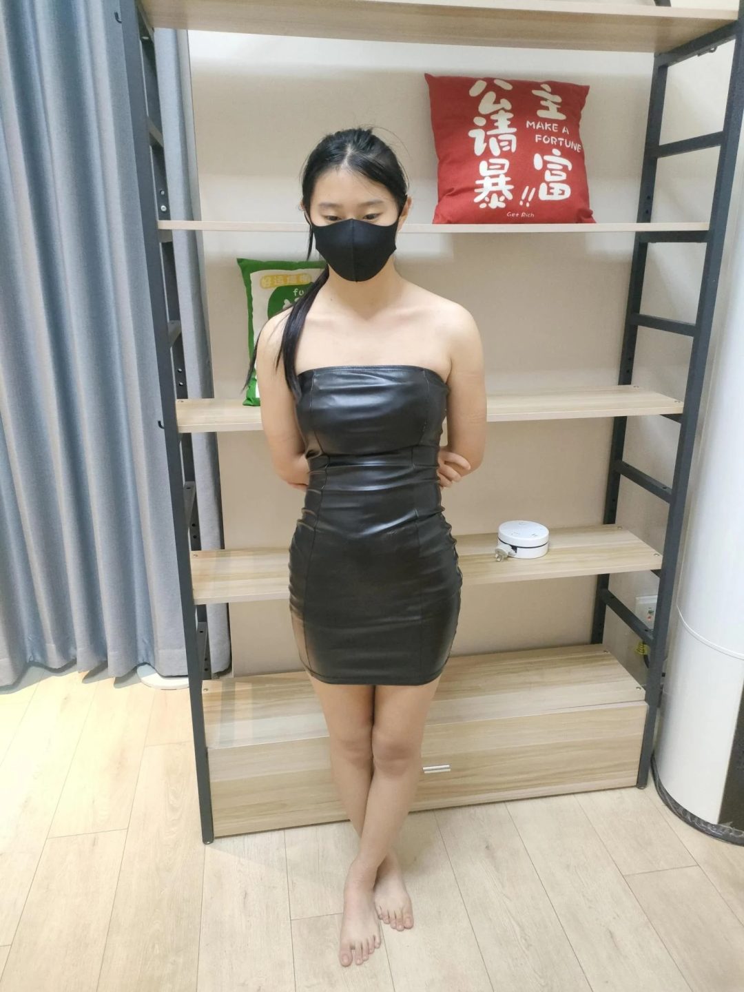 少女夜店胶衣紧缚调教体验（大字绑、模拟绞刑、极限驷马、五花大绑、老虎凳、足底TK挠痒、吊绑、搂抱亲吻、羞辱调教、皮鞭棒子）-7