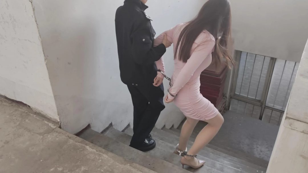 【忘忧社工作室】张可欣是一名法制报记者，她自愿参与监狱体验，尽管担心其是否能承受监狱生活的艰辛。赵叔安排好一切后离开，随后到场将张可欣逮捕并戴上脚镣、进行搜身。-3
