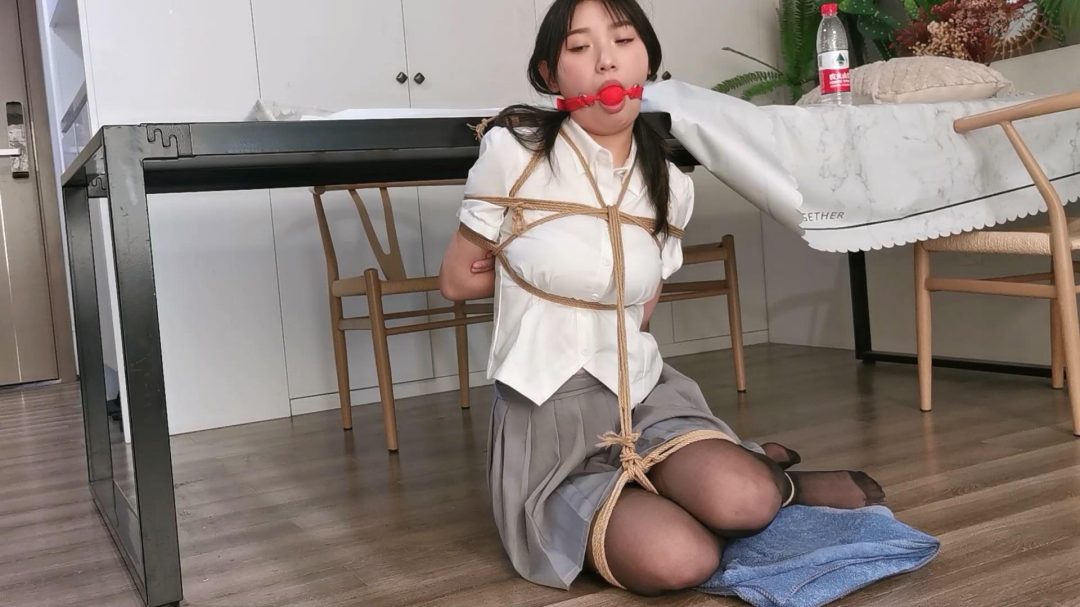 奥特曼定拍：尤涵JK制服跪缚长时间放置-6