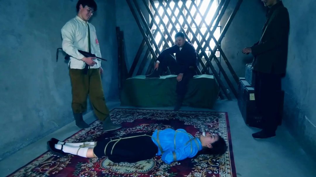 新片《女子特别行动队》 中集 她们执行任务的时候遇见土匪，被土匪绑上山寨-3