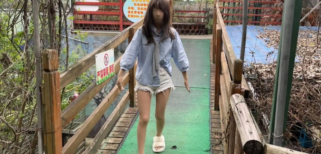 逛动物园因为视线模糊被狮子吓一跳，逗得旁边大姐哈哈大笑，还全包去商店买了汽水-12