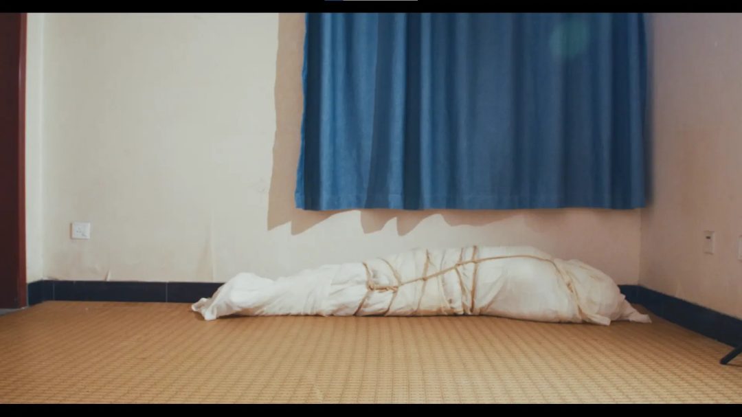 白布和医用砂带包成木乃伊-3