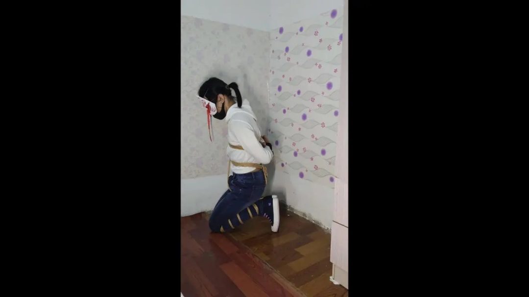 牛仔裤帆布鞋 并腿后手缚挣扎-3