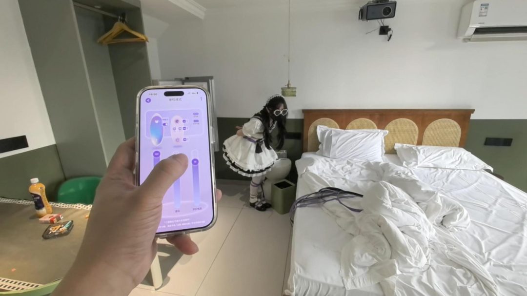 【定拍开锁挑战】今天不虐 甚至有点搞笑综艺效果来了 粉丝定拍开锁游戏 内容还是挺有意思的 找钥匙找不到就抢 抢不到还急眼 全程波波贝✙电击器干扰-5