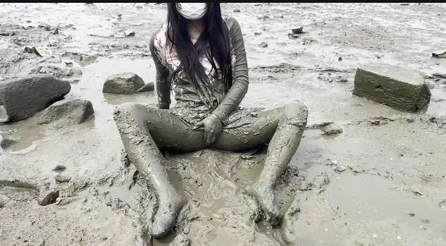 软妹裙白丝海边烂泥地打滚弄脏不可描述-8
